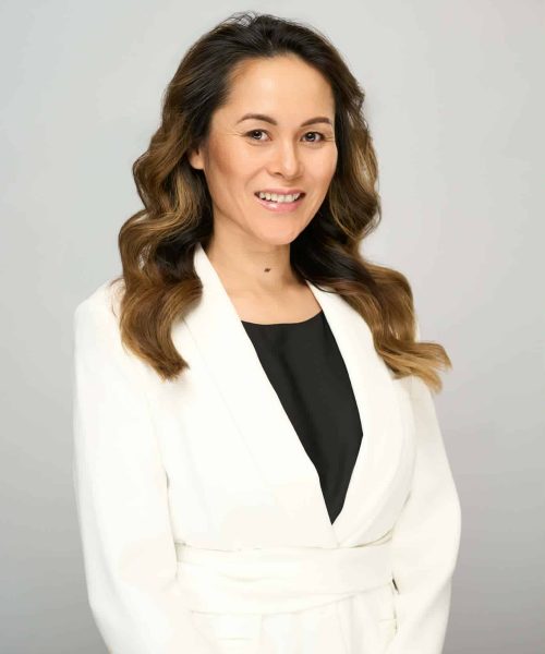 Joanna, kosmetolog hos Desire Skincare, smilende portrætfoto i hvid blazer