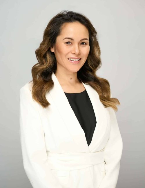 Joanna, kosmetolog hos Desire Skincare, smilende portrætfoto i hvid blazer